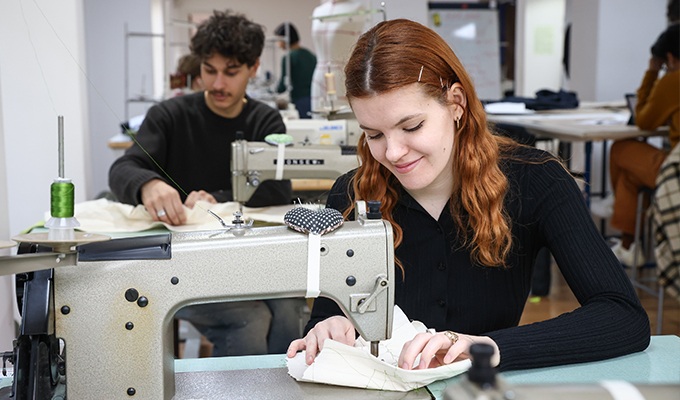 Étudiant en école de design de mode à IFA Paris